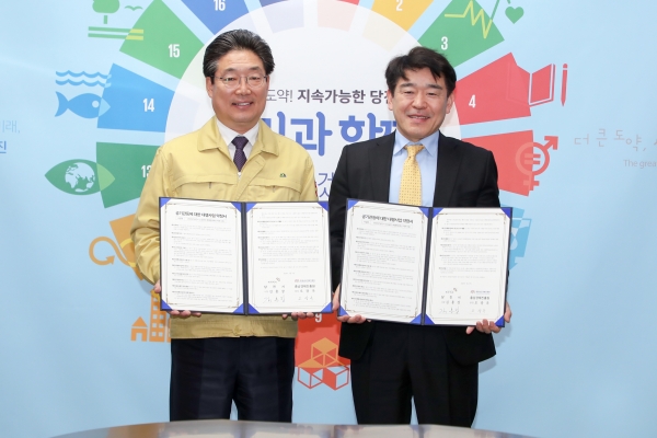 소상공인경영환경개선사업 협약식 (오른쪽 충남경제진흥원 오광옥 원장)