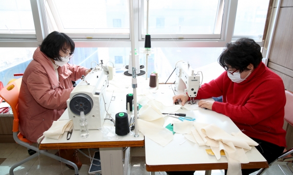 면마스크 봉사자들을 격려하는 가세로 군수 모습.