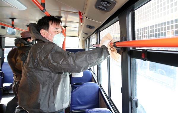 지난 13일 태안터미널에서 릴레이방역 봉사를 펼치고 있는 국제로타리클럽 3620지구 회원 모습.