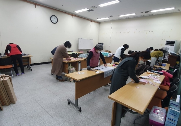 자원봉사센터에서 자원봉사자들이 취약계층을 위한 수제 마스크를 제작하고 있다.