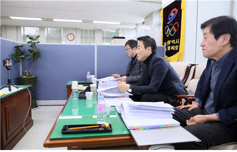 지난 13일, 그동안 무기한 연기했던 생활체육 강사 53명을 전격채용 하기 위해 관계자들이 서구체육회 사무실에서 화상면접을 진행하고 있다.