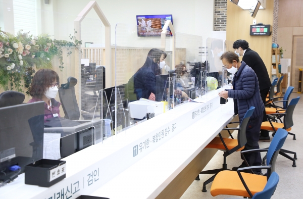 민원실 투명 가림막 설치 모습