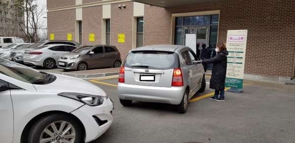 도서관 이용객이 북 드라이브 스루를 이용해 도서를 대출하고 있다.