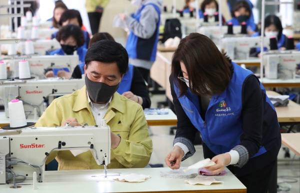 황인호 동구청장이 자원봉사자들과 함께 수제 면 마스크를 제작하고 있다