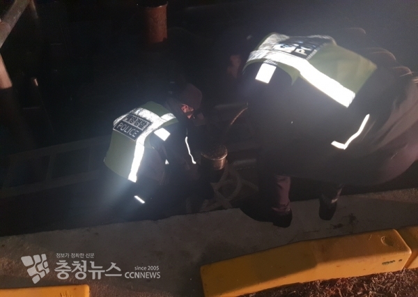 태안해경 파출소 근무자가 항포구 순찰 중 어선 계류 상태를 확인하고 있다.  (출처=태안해양경찰서)