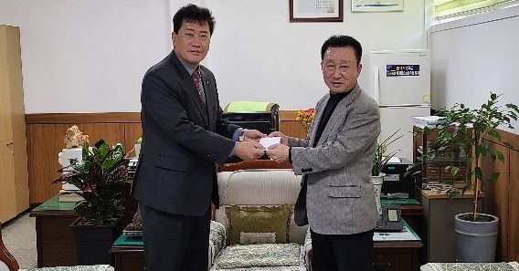 금산읍 - 금산 인삼유통업 박영춘 대표 성금 100만 원 기탁