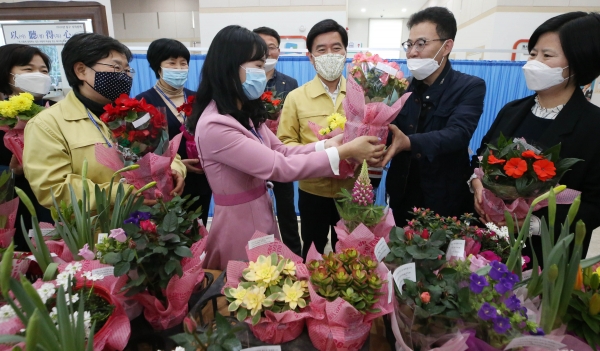 박동진 지부장이 동구 보건소 직원에게 화분을 전달하고 있다