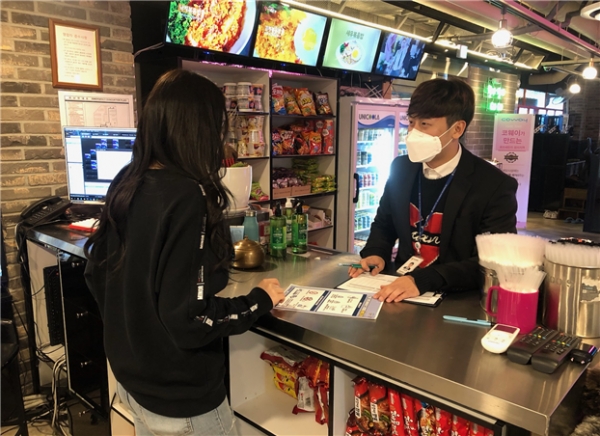 서구청 직원이 코로나19 확산 방지를 위해 감염 취약시설인 관내 pc 방을 찾아 코로나19 감염 확산 방지를 위한 영업장 내 준수사항 등을 전달하고 있다