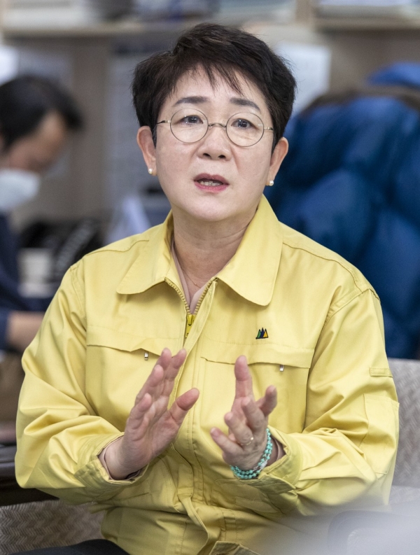 박정현 청장 대전시청 기자실 찾아  코로나19 영향으로 침체된 지역경제를 살리기 위한 종합대책을 전격 발표했다.