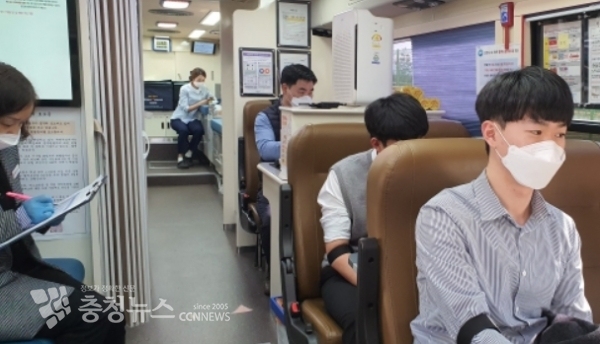 헌혈을 하기위해 버스에서 대기하고 있는