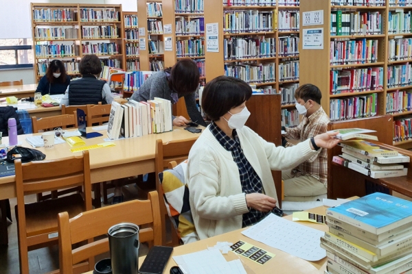 서산시립도서관 직원들이 책 정리와 소독을 실시하고 있다.