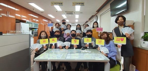 교육청소년과 직원들이 아산사랑상품권 홍보에 나섰다.