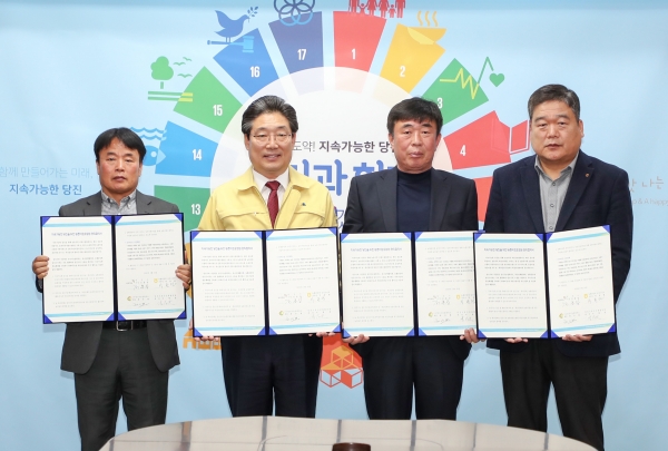 (좌로부터).당진시축산단체협의회 이재천회장, 당진시장 김홍장,당진시농업회의소 최우현 회장,농협중앙회 당진시지부 차종현지부장