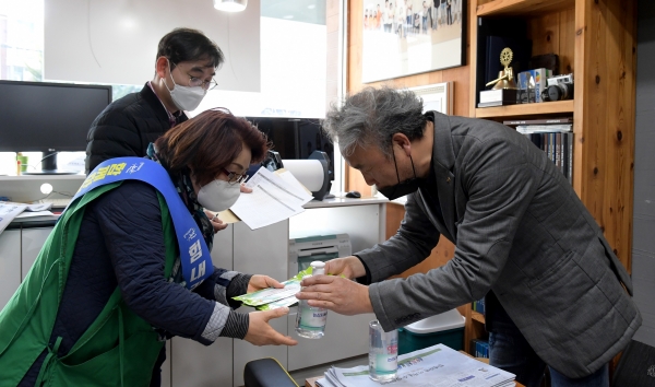 코로나19 확산 방지 위해 소상공인에 손세정제, 마스크 배부 모습