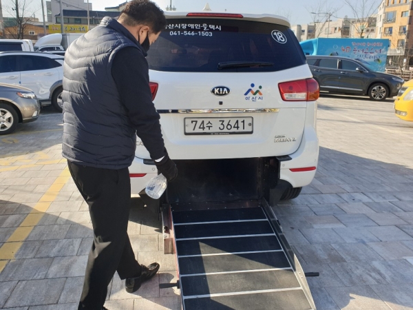 교통약자 특별교통수단 특장승합차량 소독 및 운전원 매일 체온체크