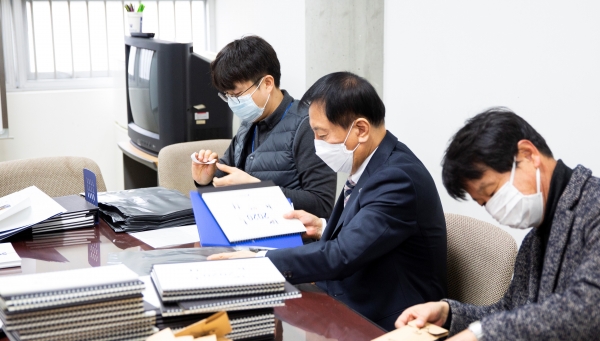 김선재(가운데) 배재대 총장이 2020학년도 신입생에게 전달될 선물 포장을 하고 있다