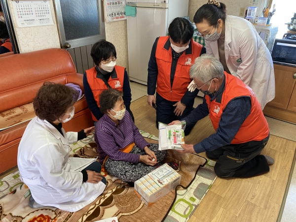 홀몸 어르신, 거동불편자 등 지역돌봄 대상자와 취약계층 20가구를 대상으로 수제 면 마스크와 건강용품을 지원하고 안부 확인 진행