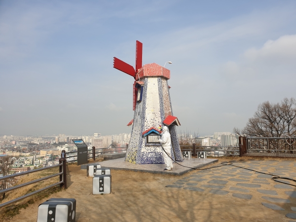 공원 방역 활동 모습(대동 하늘공원).