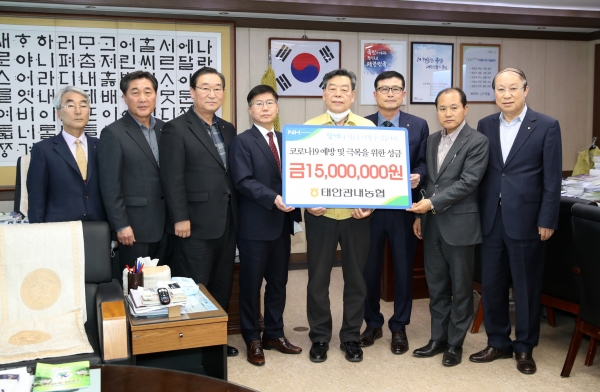 사진은 농협중앙회 태안군지부 기탁 모습(가운데 가세로 군수, 왼쪽김선호 지부장)