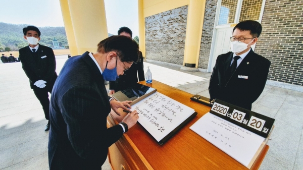 민주당 황운하 대전 중구 국회의원 후보가 첫 공식행사로 국립대전현충원을 찾았다.