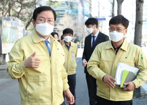 장종태 서구청장이 확진자가 다녀간 대전고용복지플러스센터에서 관계자들에게 방역 관련 긴급지시를 하고있다