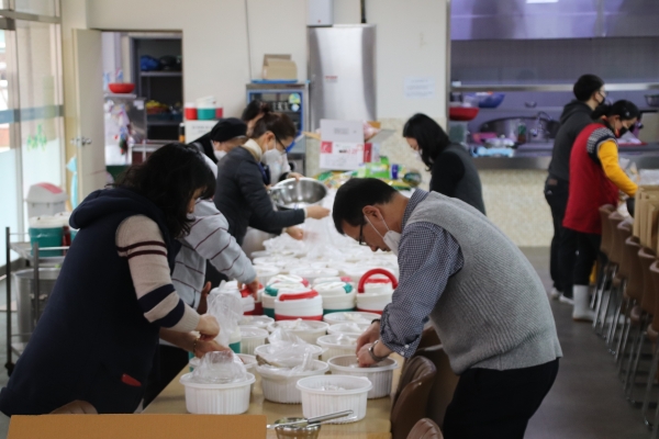 남부노인복지관에서 결식노인 식사준비 장면