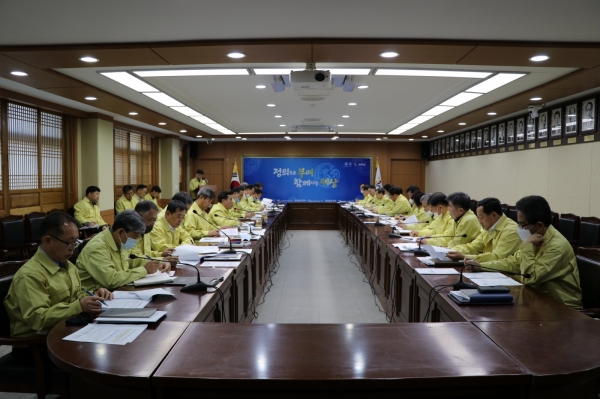 부여군 간부회의 장면