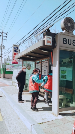 한국여성농업인 부여군연합회 방역봉사활동 장면
