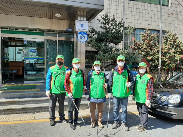 대전 서구와 서구지역자율방재단(단장 이태국)은 함께 소규모 다중이용시설에 대하여 방역  실시