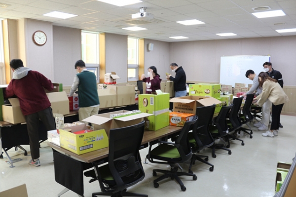 복지관 2층 대회의실에서 코로나19 긴급지원키트 배송 전 작업사진 / 사진: 행복한우리복지관 제공