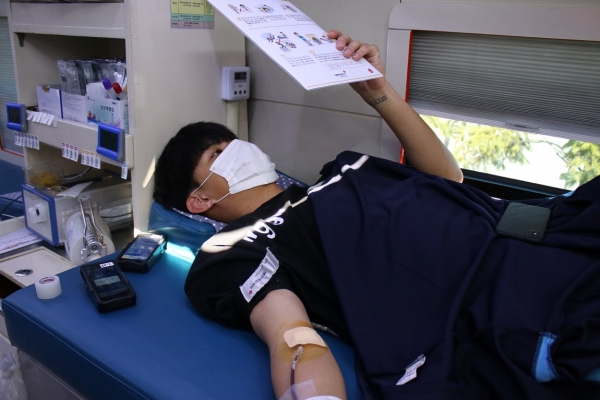 천안시 축구단이 코로나19로 인해 혈액 수급이 부족해진 의료 현장을 돕기 위해 23일 생명 나눔 헌혈에 자발적으로 동참하고 있다.