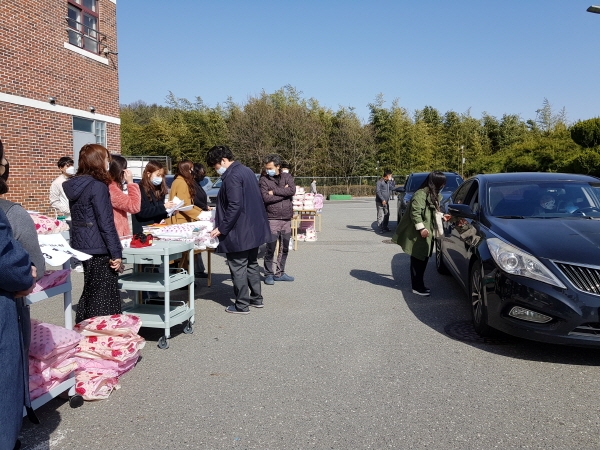 엄사중, 교과서 드라이브 스루 배부