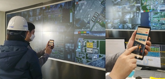 서부발전 협력사 직원이 모바일 안전신고센터를 활용해 현장 안전지킴이로서의 역할을 시연하고 있다.