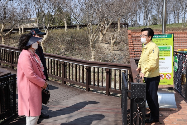 허태정 시장이 한밭수목원을 방문해 사회적 거리두기 동참을 독려했다.
