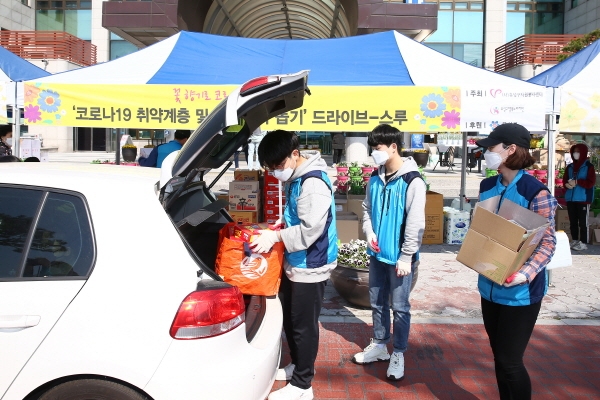 25일 유성구청 본관 앞에서 드라이브 스루 방식의 기부(승차기부)와 화훼농가 살리기 캠페인이 펼쳐지고 있다.