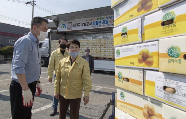 25일 구청광장에서 비대면 드라이브스루 방식으로 우호도시 평창군(군수 한왕기)과 감자 나눔을 펼쳤다.