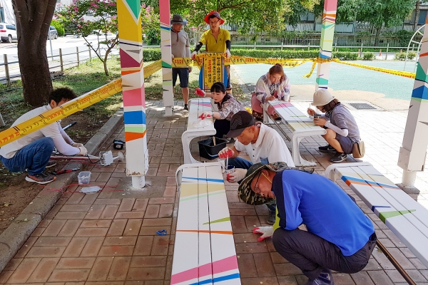 동문2동 소규모 주민자치사업 추진장면(어린이공원 이야기있는 문화거리 만들기)