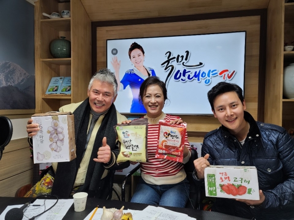 사진은 ‘케이비에스(KBS) 6시 내고향’ 국민안내양 김정연 씨의 유튜브 채널 ‘국민안내양 TV’ 모습(왼쪽 배우 이동준, 가운데 가수 김정연, 오른쪽 배우 이일민)