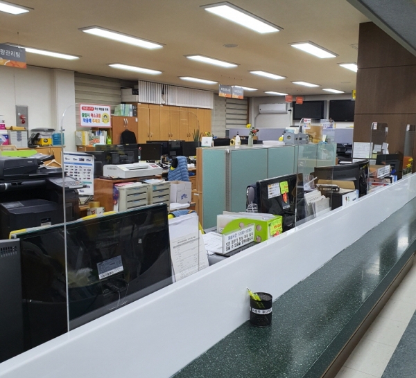 서천군, 코로나19 예방 민원 창구 ‘투명 가림막’ 설치 모습