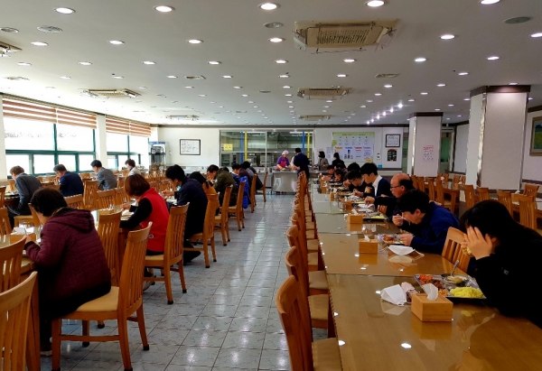 대전교육과학연구원, 식당 한줄 앉기로 사회적 거리두기 실천