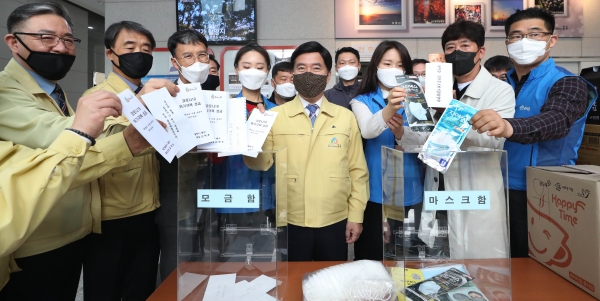 모금행사 모습(사진 왼쪽부터 권태웅 생활지원국장, 김명호 자치행정국장, 오창연 대전광역시동구 환경노동조합위원장, 한명 건너 황인호 동구청장, 한명 건너 유영주 공무직노동조합동구지부장, 신재우 공무원노동조합위원장)