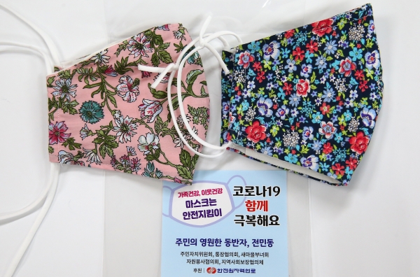 전민동 주민자치위원회 등 5개 단체가 지난 25일 동행정복지센터 주민사랑방에서 제작한 면마스크