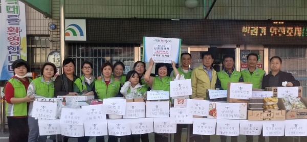 지난 24일 석봉동에서 오른쪽부터 송인한 석봉동장(네 번째)과 새여울외식업 김영진 회장(다섯 번째)가 기탁식