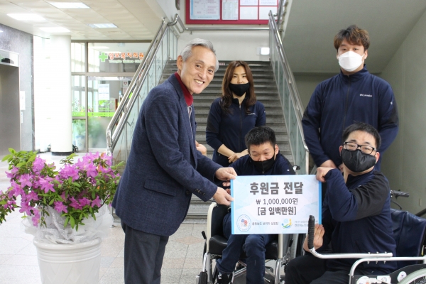충남 보치아 실업팀, 천안시노인종합복지관에 코로나19 후원금 전달