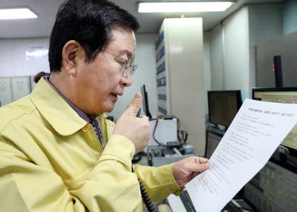 장종태 서구청장이 지난 28일 관내 한 백화점에서 코로나19 감염예방 및 지역확산 방지를 위한 ‘사회적 거리두기’ 관련 안내방송을 하고 있다