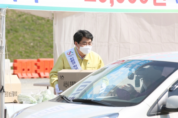 드라이브 스루 판매장에서 맹정호 서산시장이 농산물을 판매하고 있다