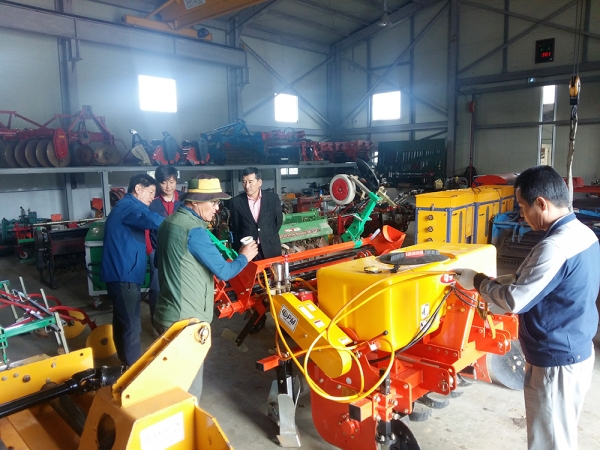 농기계임대사업소에서 농업인이 농기계를 빌리고 있다.