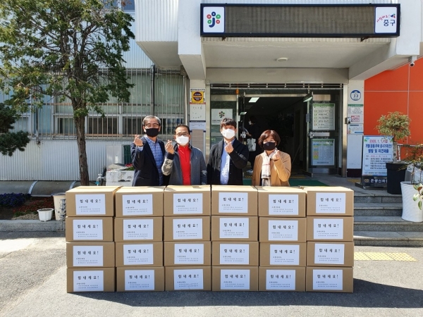 30일 은행선화동행정복지센터 강명규 동장(왼쪽부터), 통장협의회 송병완 회장, 복지만두레 신현무 회장, 이연숙 찾아가는복지담당이 취약계층 아동을 위한 먹거리 꾸러미 상자 35개를 전달할 예정이다.