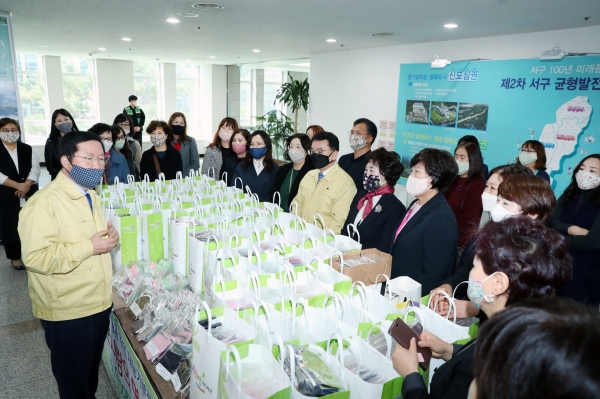 지역주민의 재능기부를 활용하여 만든 사랑의 면 마스크 5,000장을 30일 서구청에 전달했다.