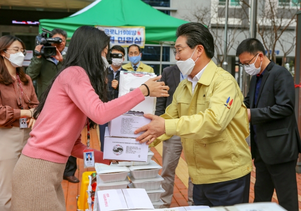 27일 국민건강보험공단 당진지사에서 김홍장 시장이 농산물을 전달하는 사진